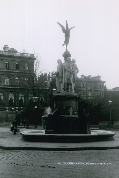 Der Brown-Brunnen, Park Lane, London von English Photographer